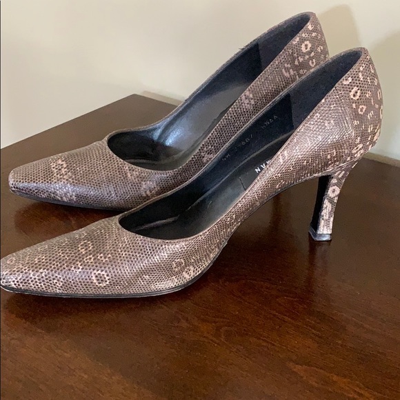 STUART WEITZMAN GRAY EMBOSSED LEATHER PUMPS - Picture 6 of 8